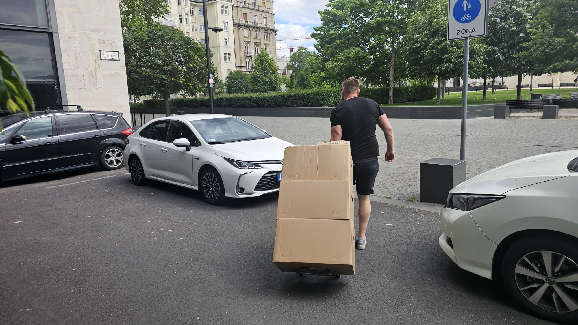 packing van during removal from berlin to budapest